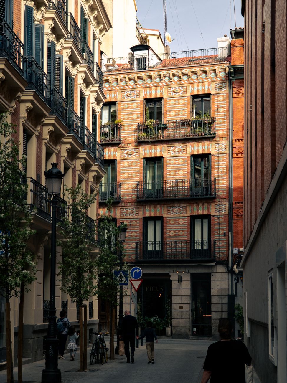 Callejón del centro de Madrid con edificios de vivienda y balcones a ambos lados.
